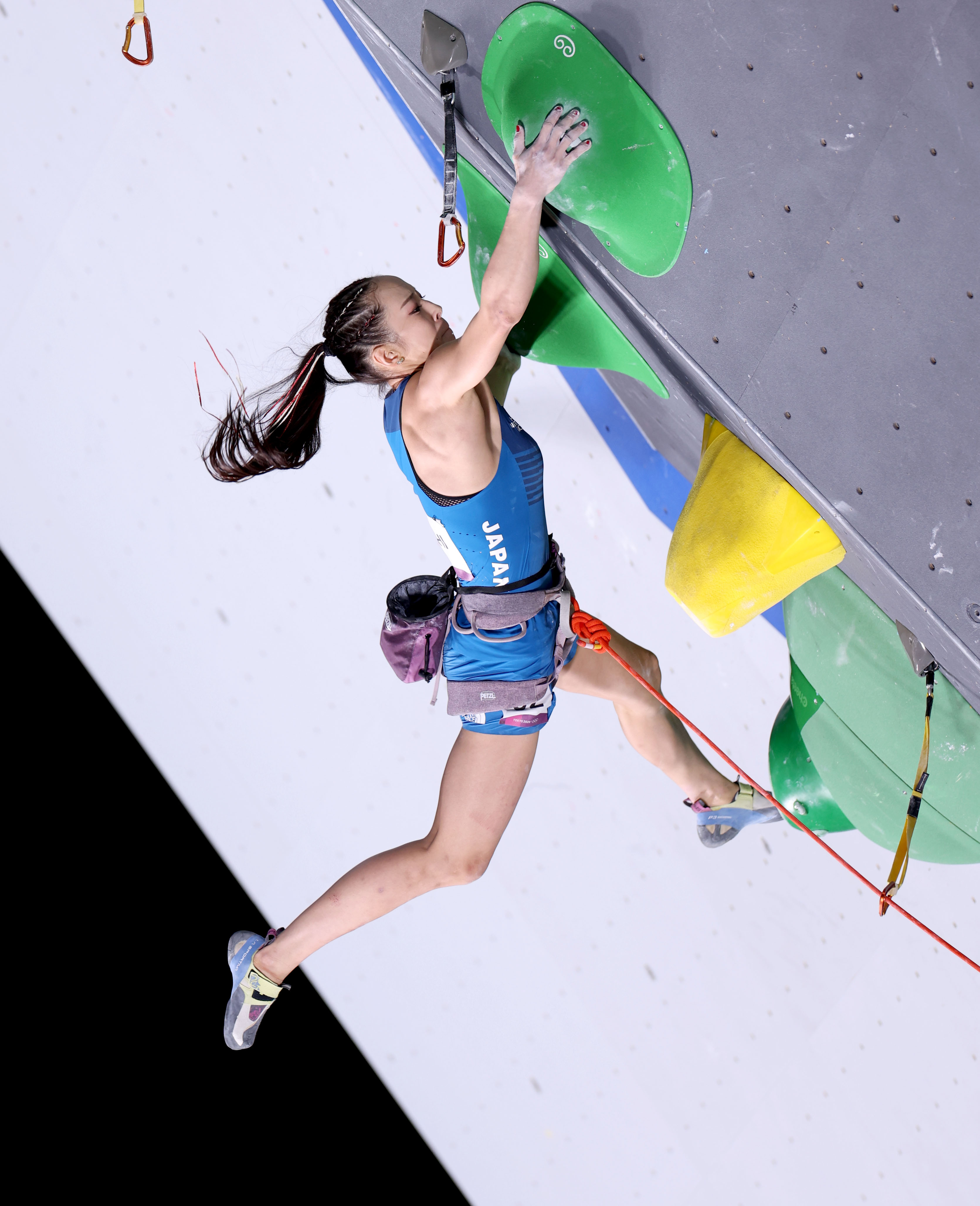 竞技攀岩——女子全能决赛:斯洛文尼亚选手夺冠