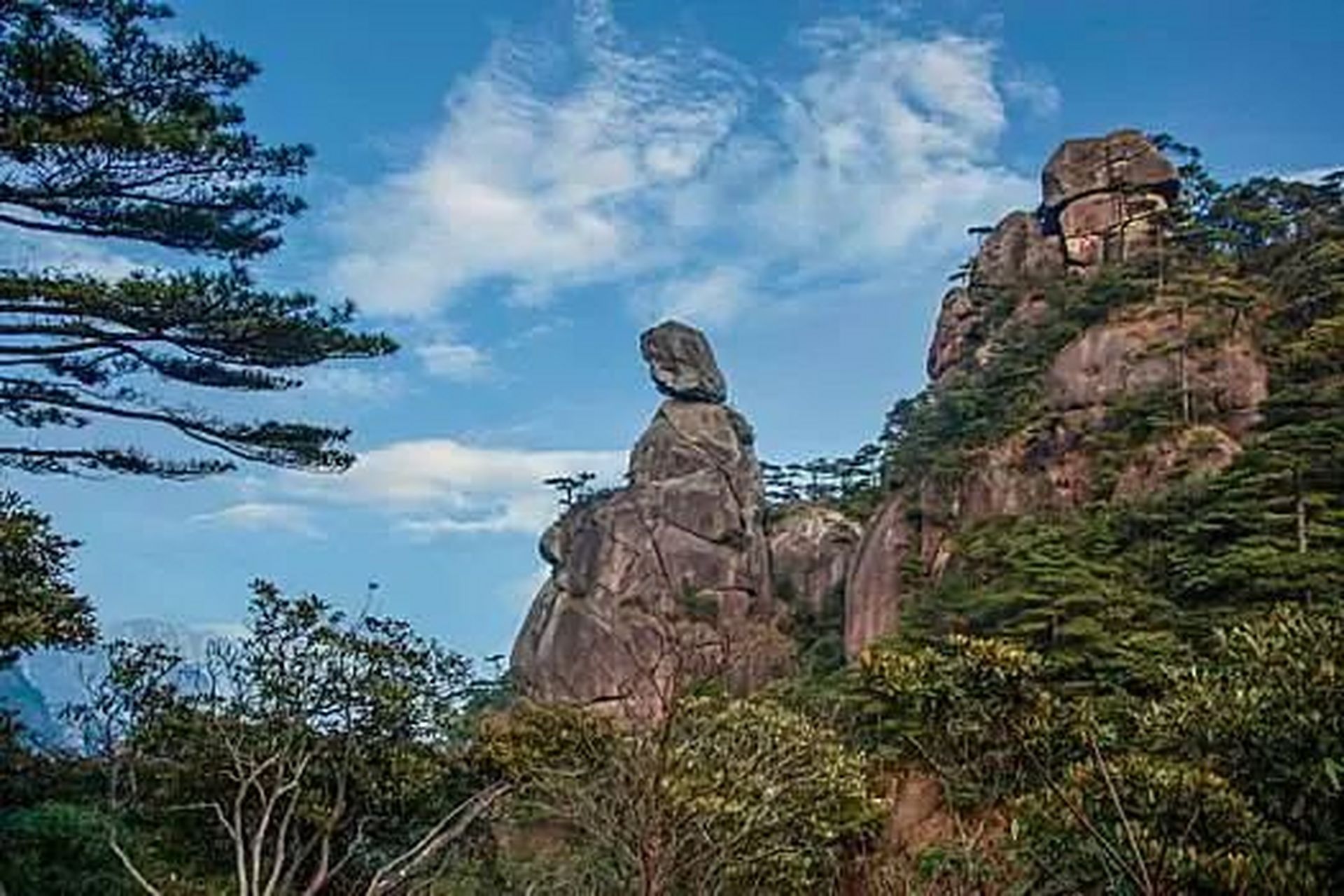 三清山,又名少华山,丫山,位于中国江西省上饶市玉山县与德兴市的交界