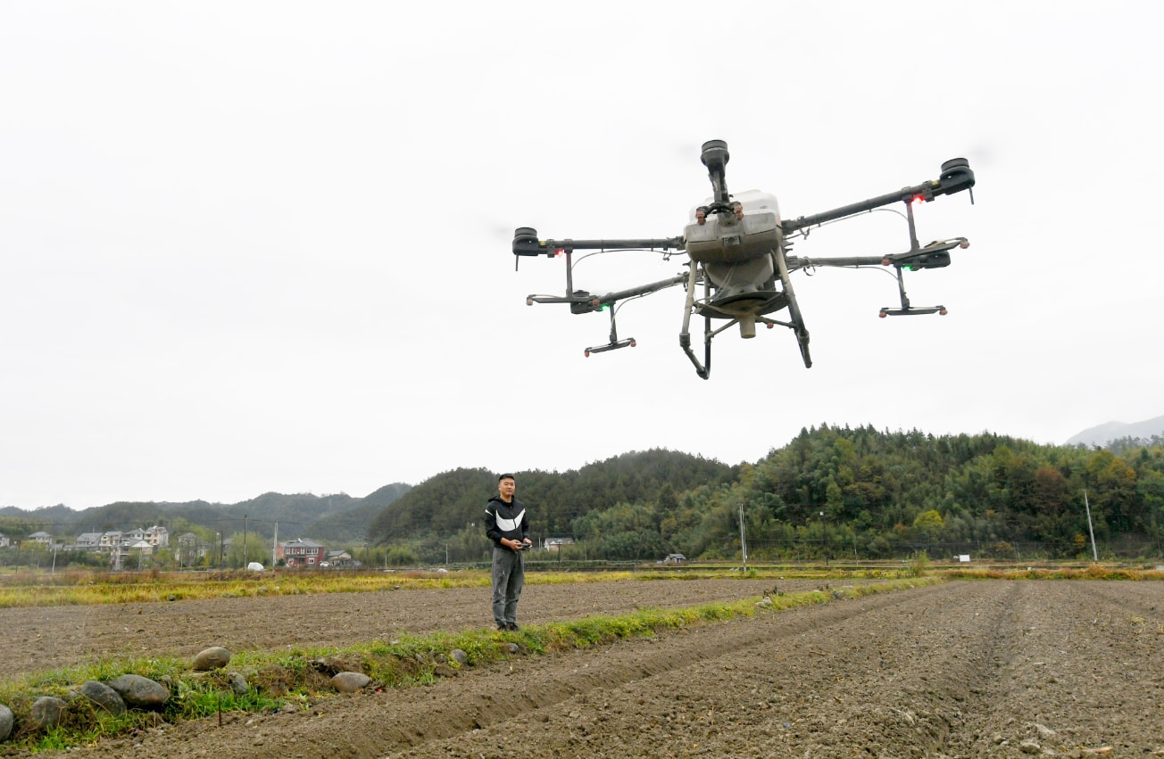 强冷空气来袭,杭州临安种粮大户利用无人机播种冬小麦