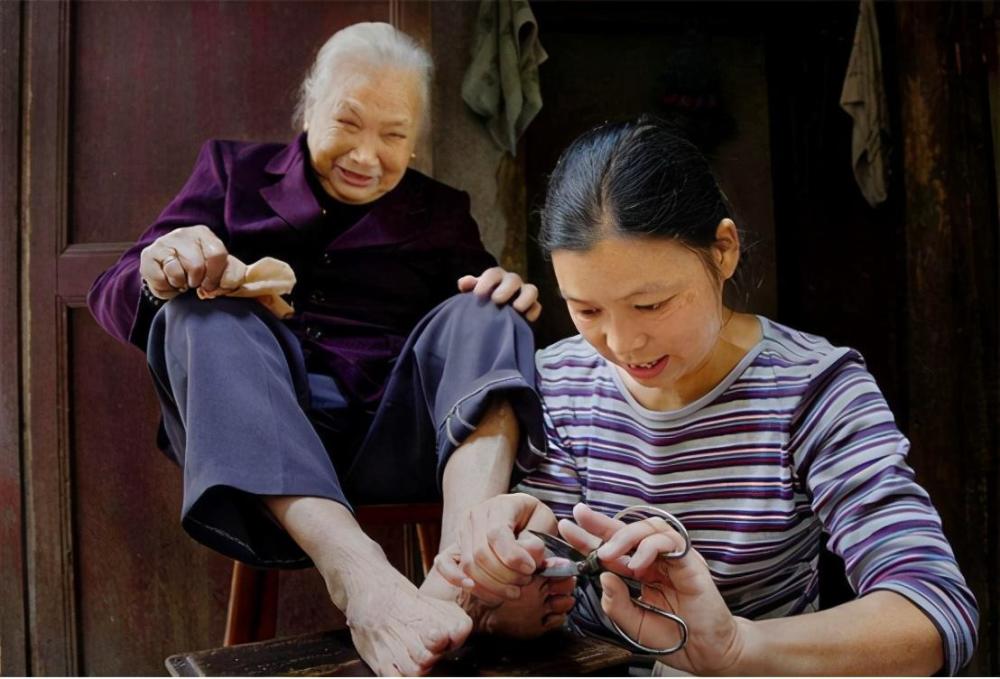 人老了才明白:真孝顺的子女不是给钱,而是给这2样,比给钱难!