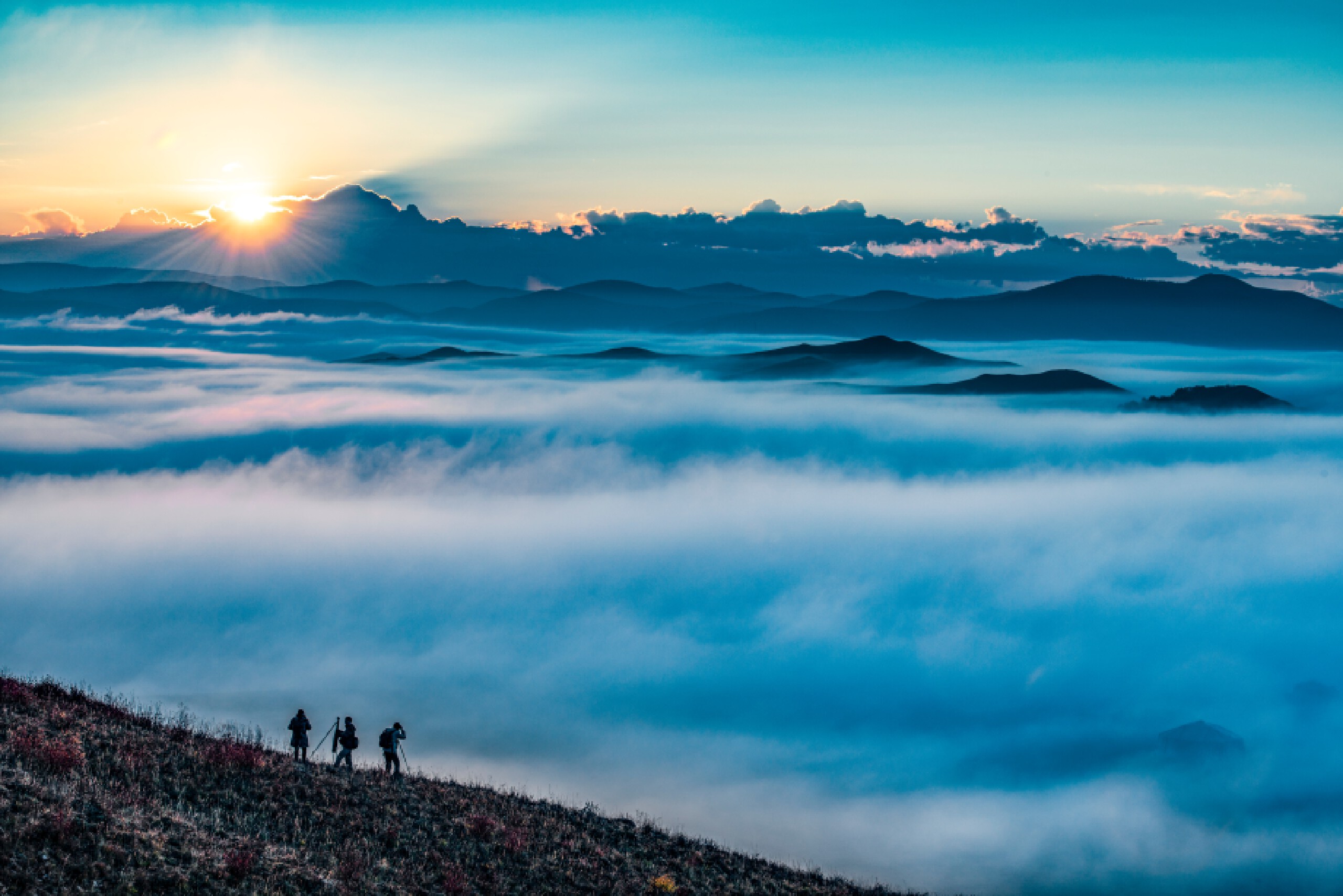 为何我们喜欢站在高处的感觉或许是站在山巅可俯瞰万千