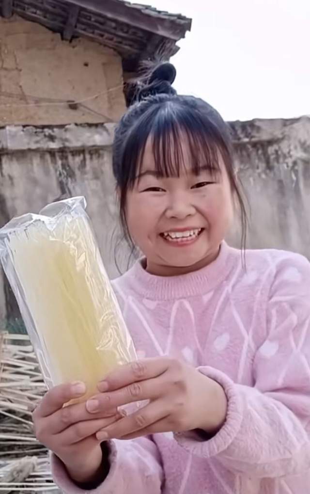 网曝袖珍小婷因胰腺炎去世,弟弟直言医生不负责,生前多次进icu