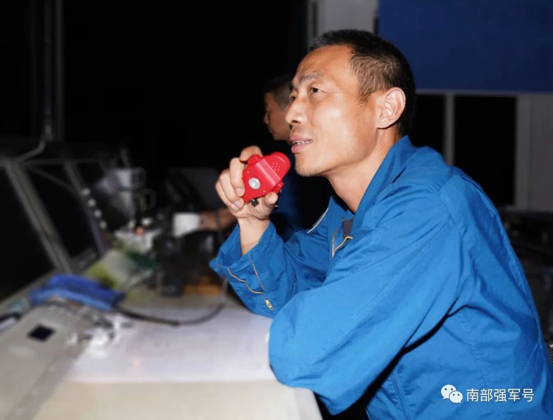 热点|接连多日！南部战区海军航空兵某轰炸机团开展昼夜间飞行训练