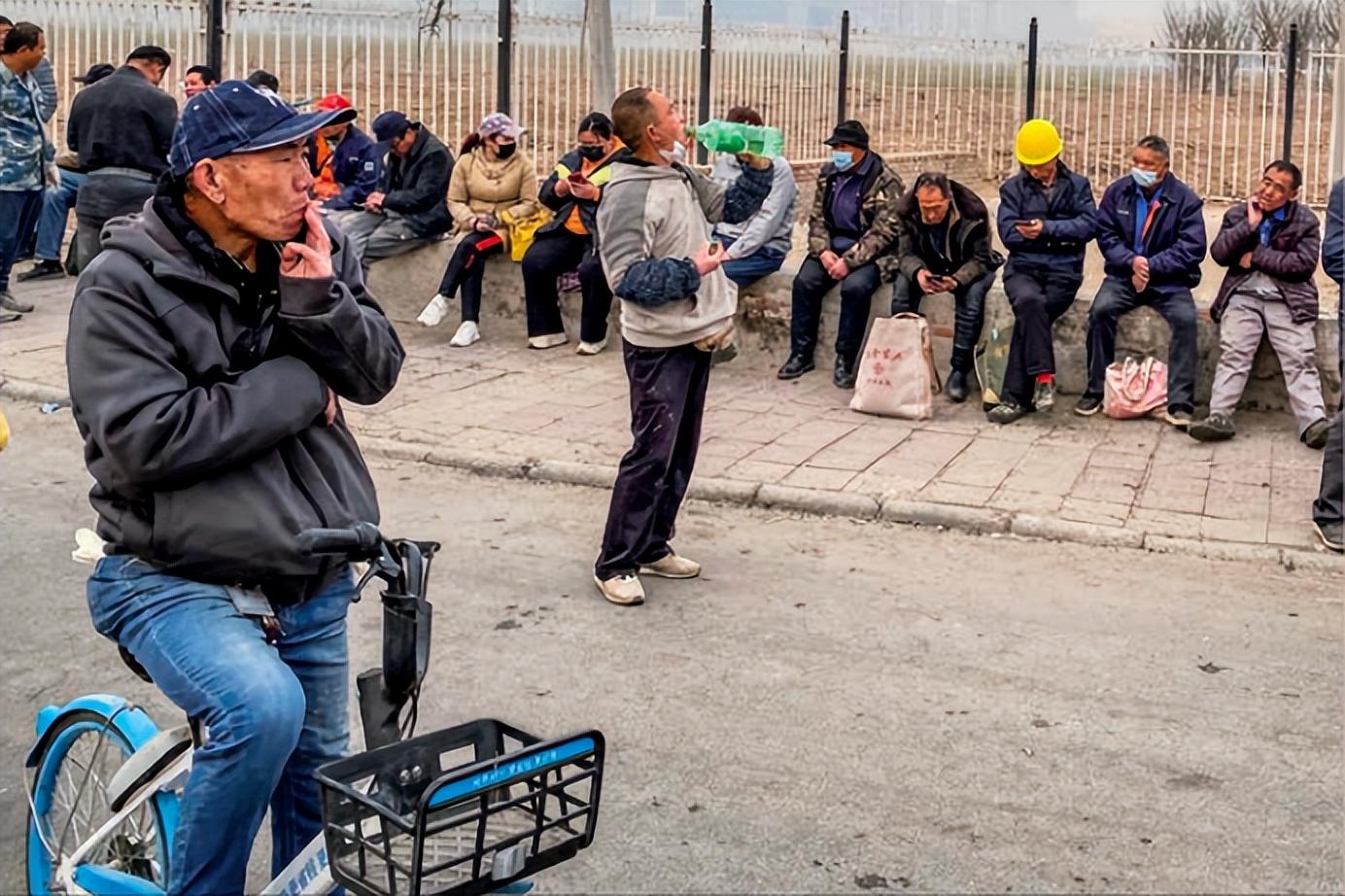 顺义的河南村劳务市场:第一代的农民工们,还在寻找活计