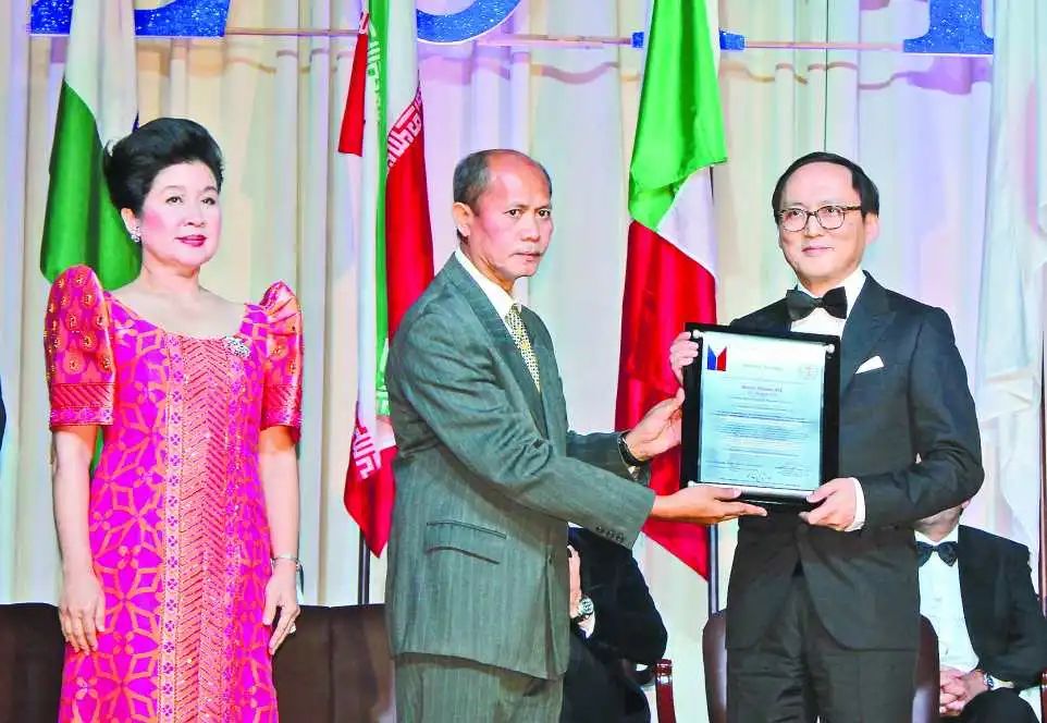 结婚11年,霍启刚另类秀恩爱上热搜