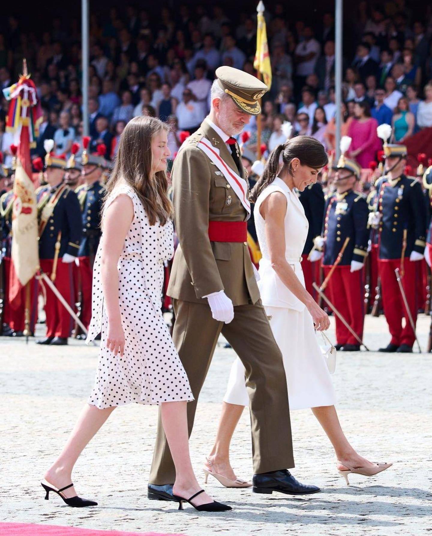 17岁西班牙大公主又营业了!穿波点裙亮相略显胖,未来女王气场足