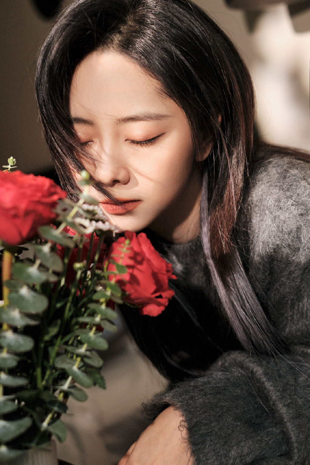 谭松韵写真大片曝光 闭眼闻花不惧怼脸拍