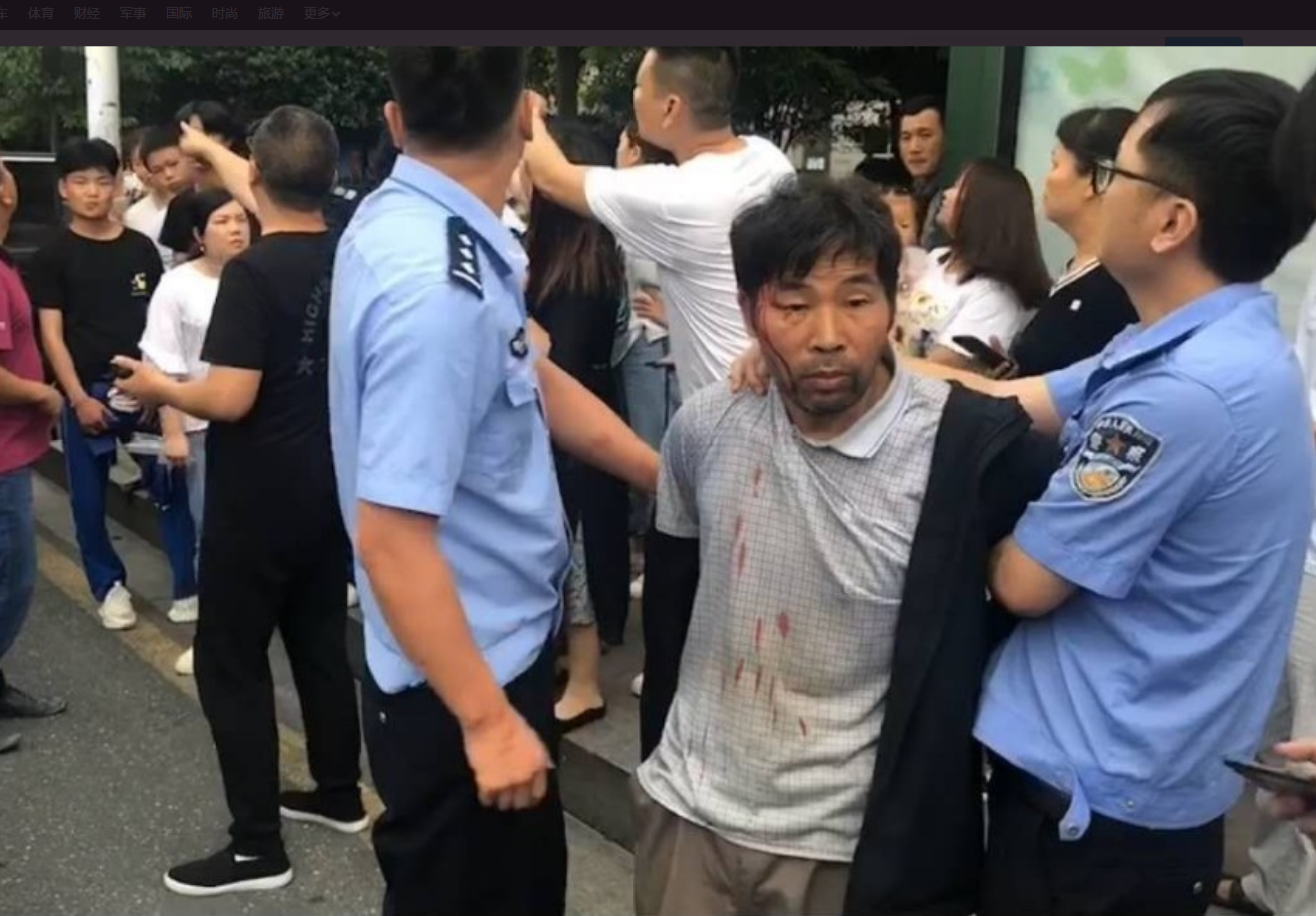 湖南一男子当街持刀砍伤5名小学生,知情人称其患有精神疾病