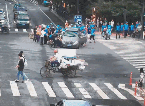 |11秒，1条命！多亏这群“蓝精灵”