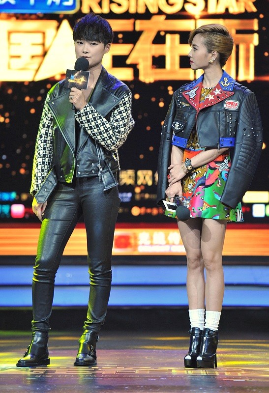 李宇春蔡依林的腿都好细,无论是皮裤还是短裙都能驾驭,让人羡慕