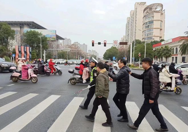 扶盲人过马路图片图片