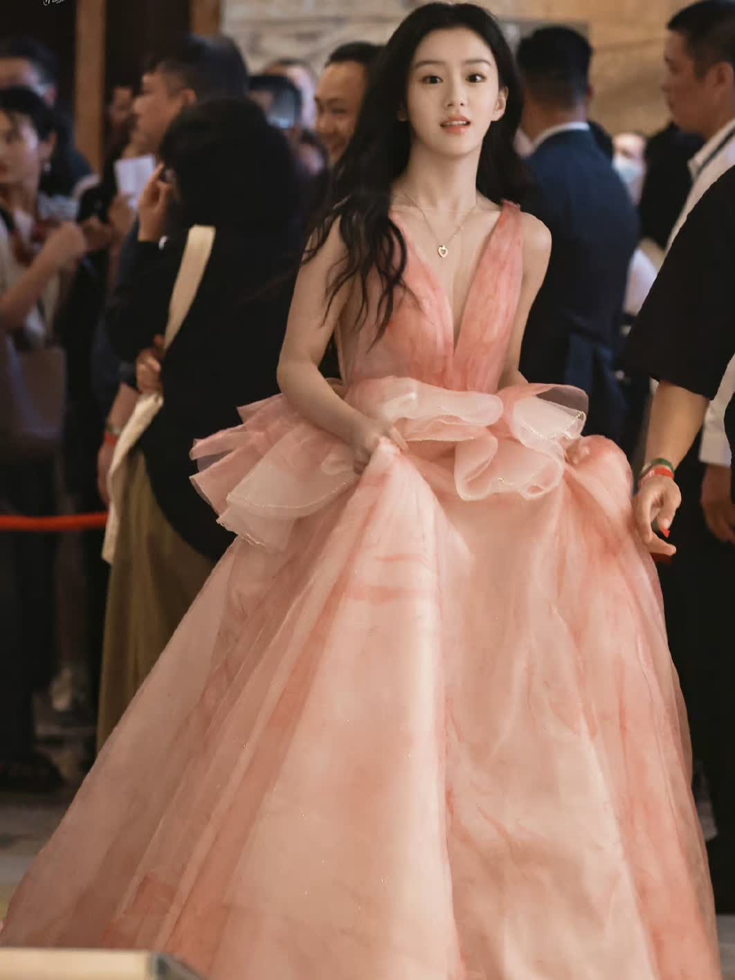 包上恩粉嫩桃花妆惊艳红毯