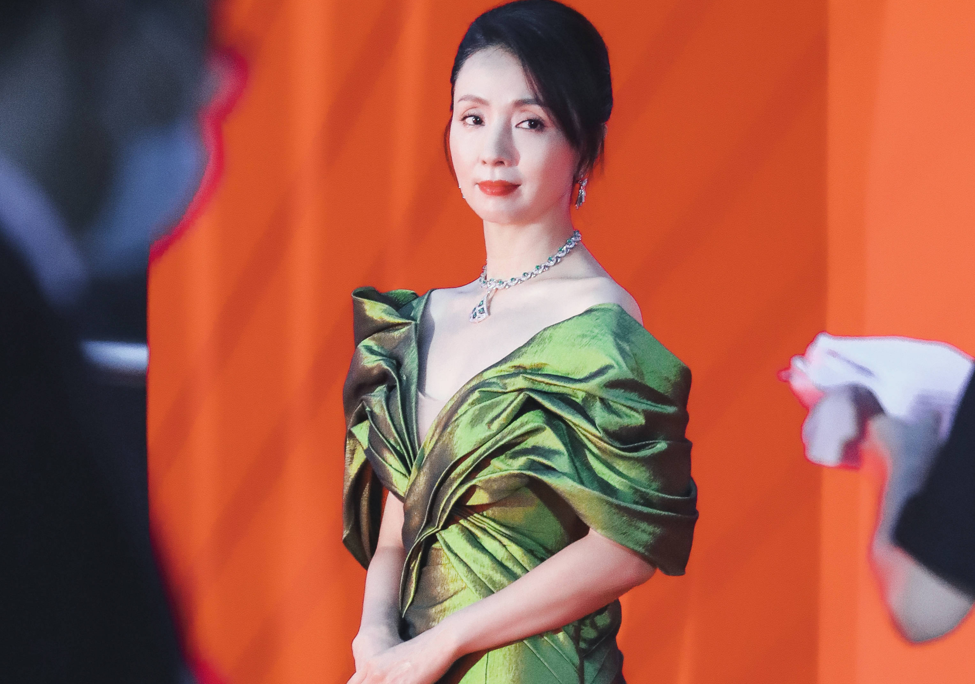 陶虹穿牛油果绿深v礼服优雅大气 大秀香肩性感迷人