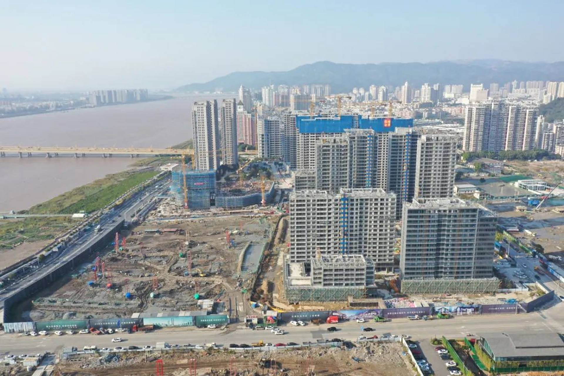 瑞安滨江上品位于东山街道,北至毓蒙路和瑞光大道,西至瑞祥大道,南至