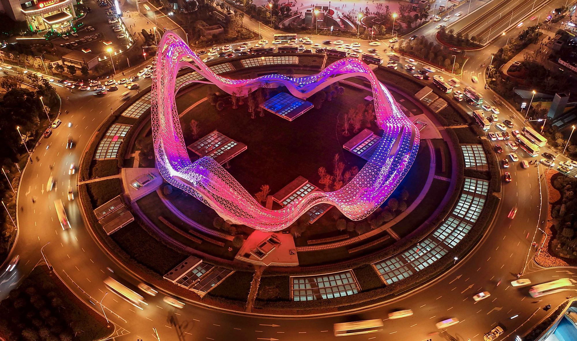 《俯瞰光谷广场j夜景》;2020年11月12日拍摄于武汉光谷,反映光谷广场