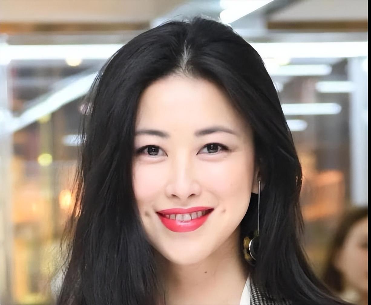 回顾豪横情史朱珠前任个个都是人物37岁选择嫁给普通人