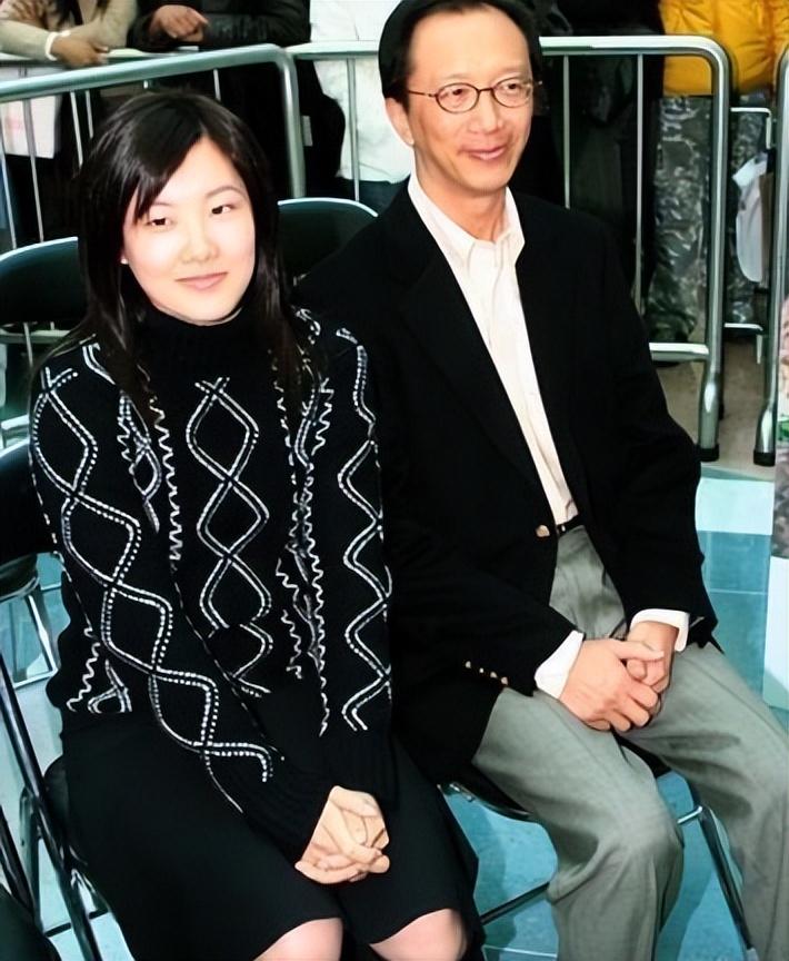 梁锦松:为国狂赚3万亿,娶小26岁伏明霞,为生3胎花99亿买医院