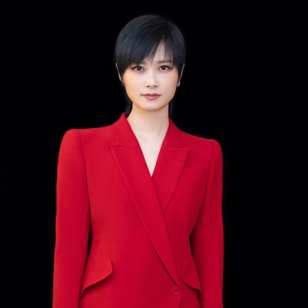 歌手潘美辰晒搞怪写真 满脸胡茬无法辨认 曾与同性接吻52岁仍单身