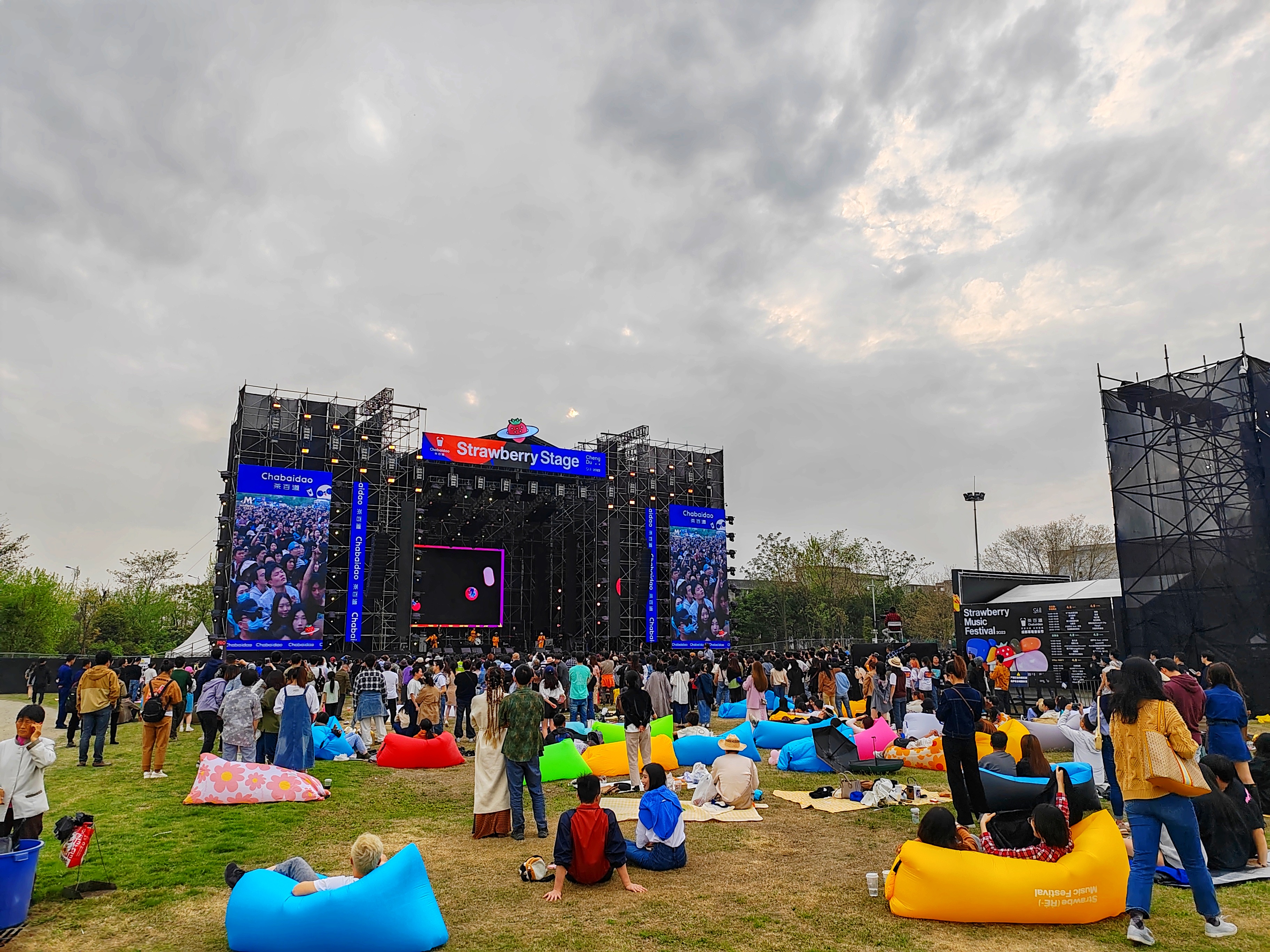 在2023成都草莓音乐节邂逅领克03 ,一起嗨玩不停!