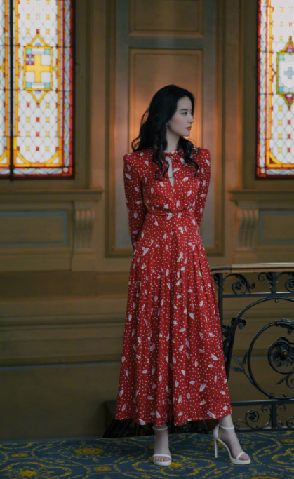 神仙姐姐刘亦菲身材绝了,穿玫红色抹胸连衣裙,凹凸曲线真抢镜!