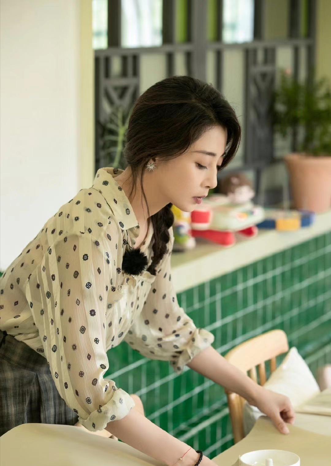 《中餐厅6》殷桃综艺首秀,靠健身保持身材的人,精气神不一样