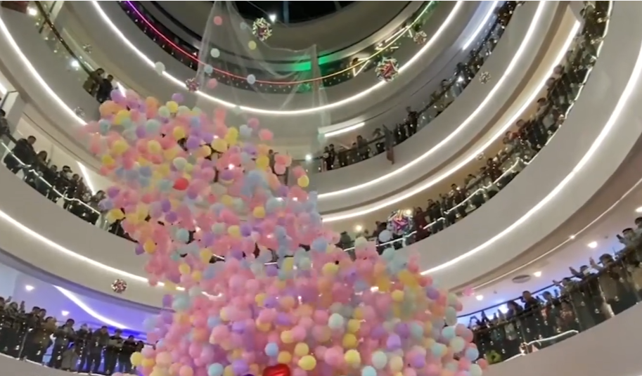 福建宁德一商场撒气球抽奖,众人哄抢,女子在外围捡到大奖钻戒!