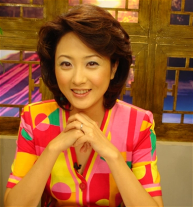 气象预报主持人裴新华近况,她因故回归家庭,现在是一位阔太太