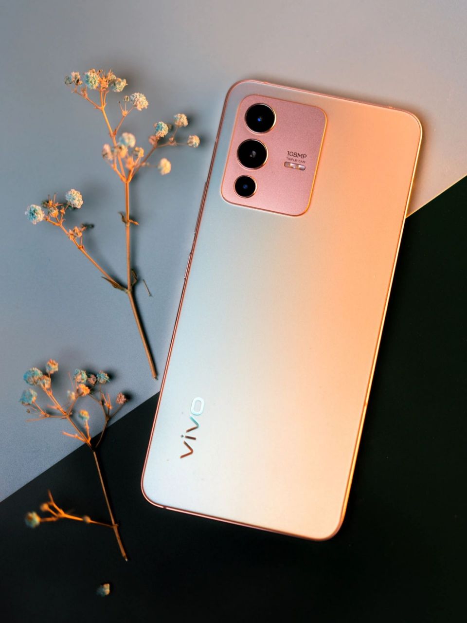 虎年数码年货,光致变色拍照手机vivo s12 能有多少种颜色?