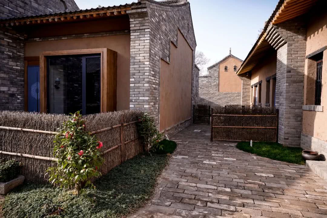 山西有一正在消失的古堡,古迹遍布杂草丛生,仅几位老人在此留守