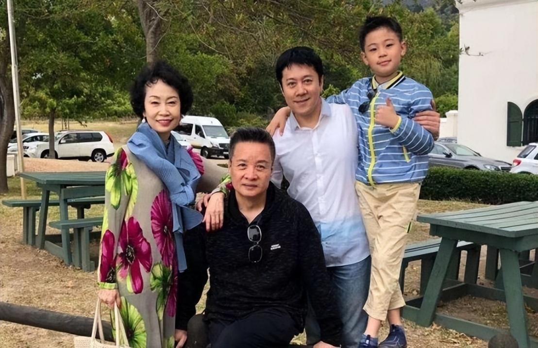 66岁阎维文近照曝光,满脸皱纹变化大,为照顾患癌妻子苍老太多