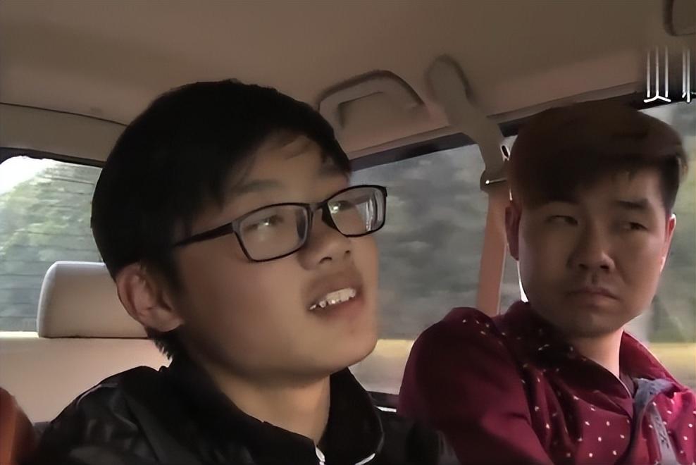 因为不是亲生的,自打小杰懂事以来,自己的养母就很不喜欢自己,稍有不