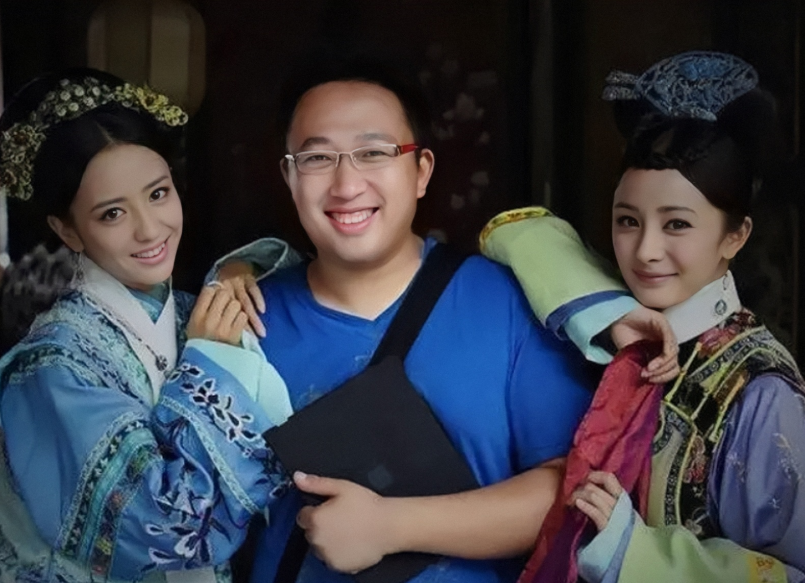 导演于正和5位美女聚餐,当街对异性摸头牵手,马苏也在引热议