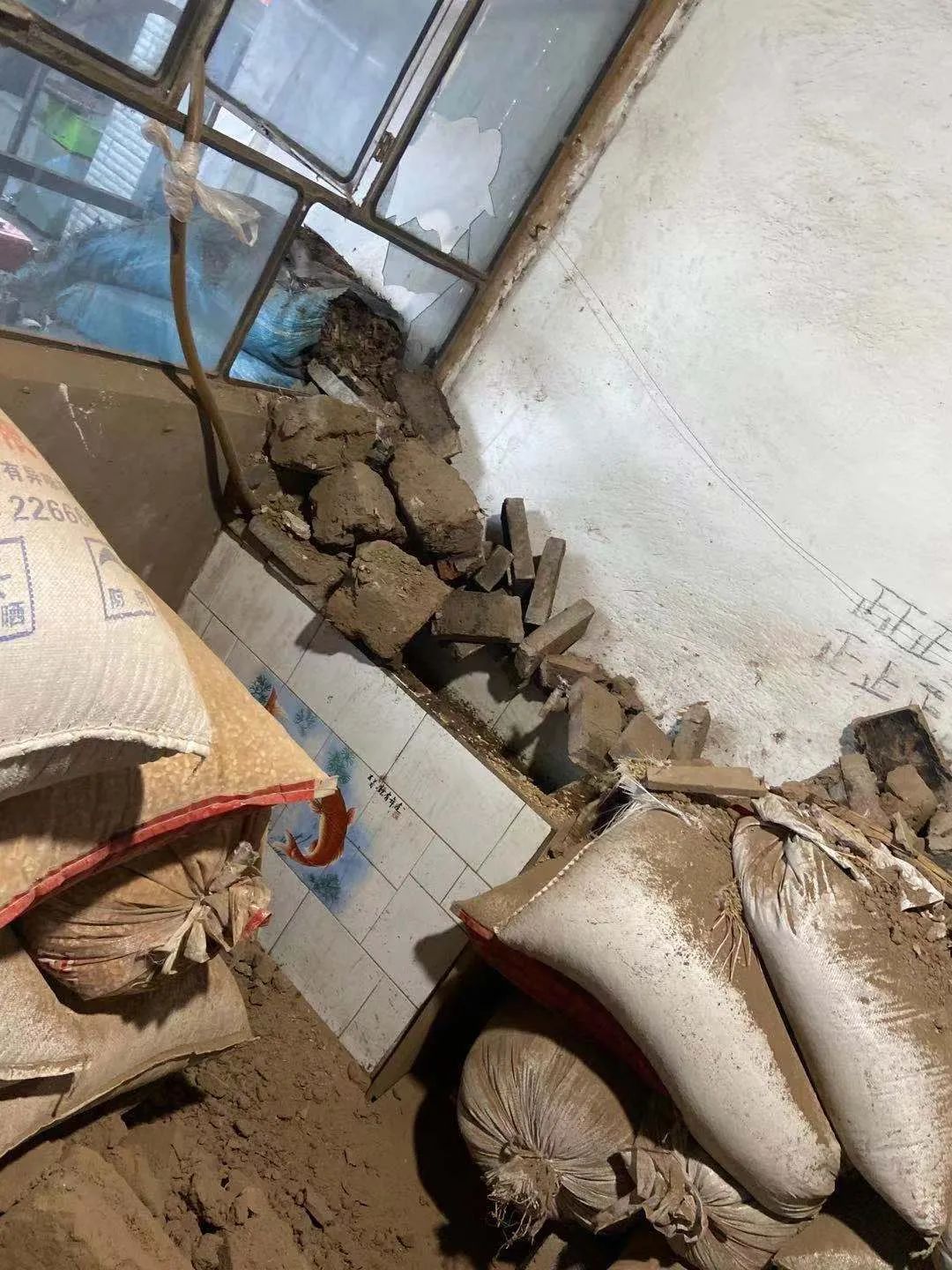 今晨,巨石滚落砸房!丽江一家睡梦中惊醒逃生