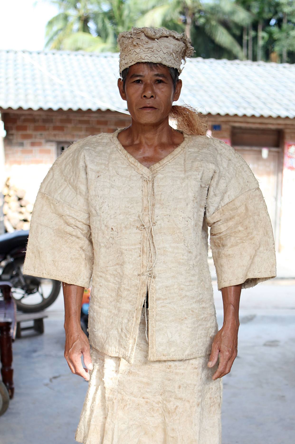 西双版纳有一种"谜"样的树皮衣,可是想做一件衣服,却挺不容易