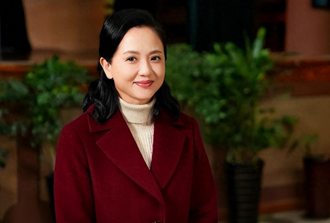 回顾陶慧敏嫁给初恋男友婚后恩爱几十年21岁的女儿貌美如花