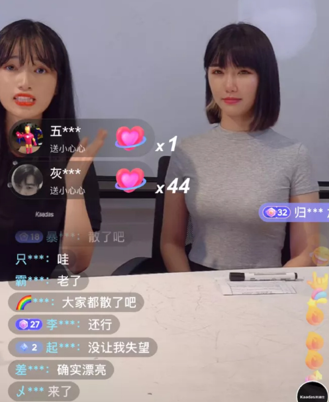 "黄金眼"郑女士摘口罩露脸,一月吸粉89万,脸型充满"科技感"