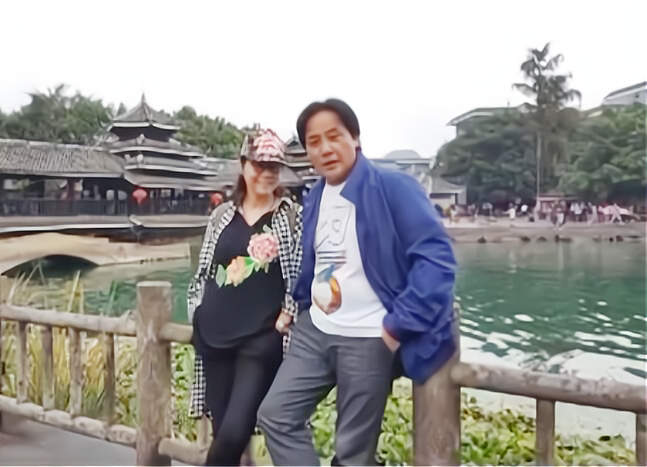 著名演员王霙学过芭蕾唱过越剧与再婚妻子夫唱妇随