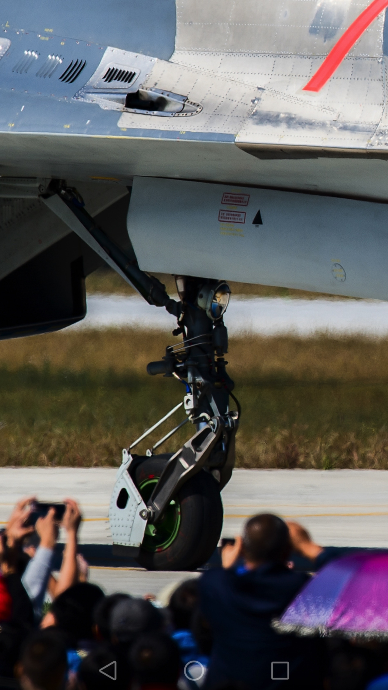 现代战斗机前起落架特写,舰载机最粗壮,但是跟苏-34比不值一提