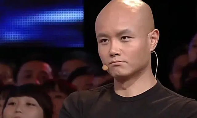 主持人乐嘉近况曝光,身穿白色t恤剃着光头,曾在节目现场耍酒疯
