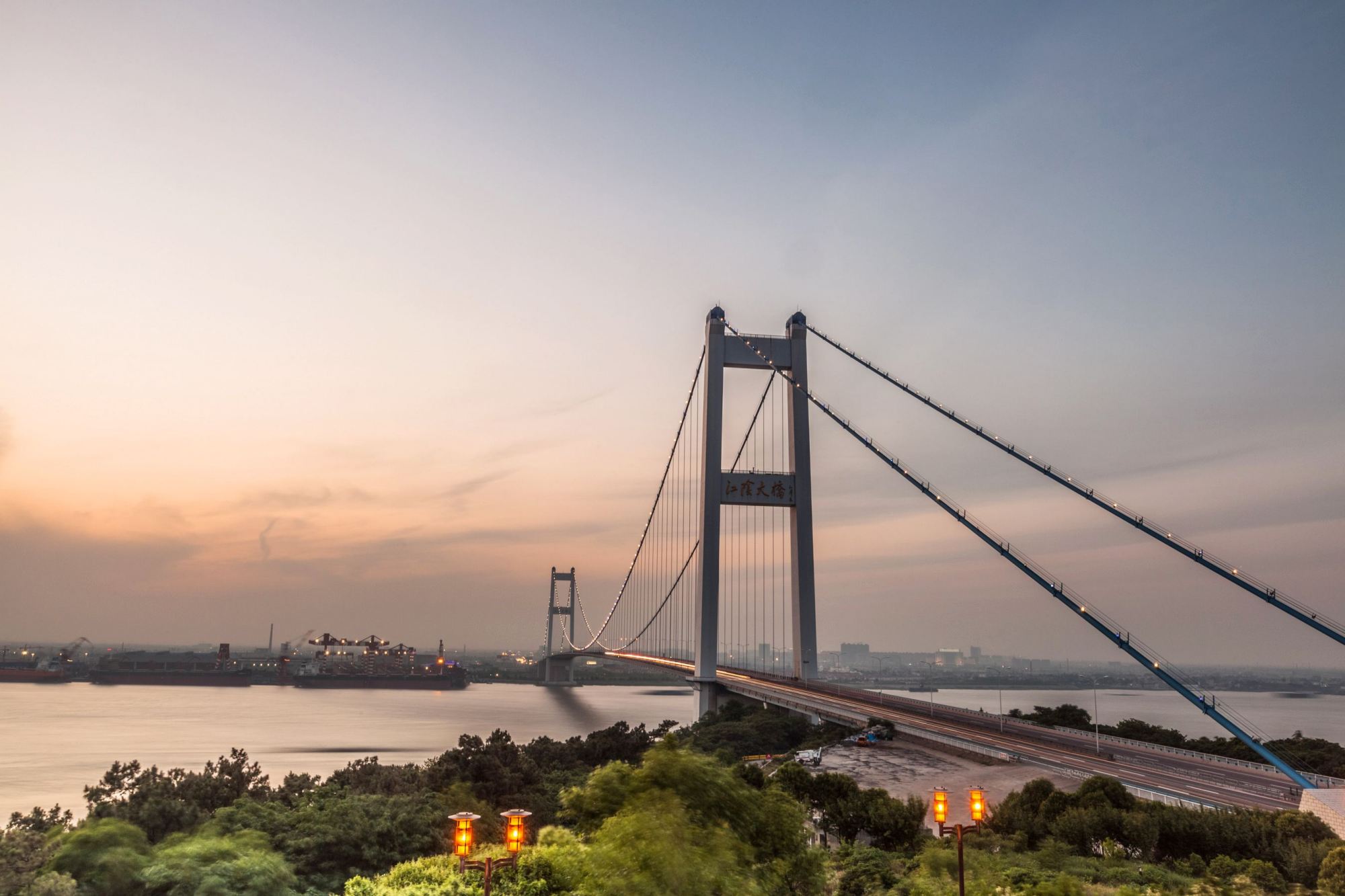 江阴跨河大桥太宏伟了,我国上世纪的最高标准,看起来真的薄