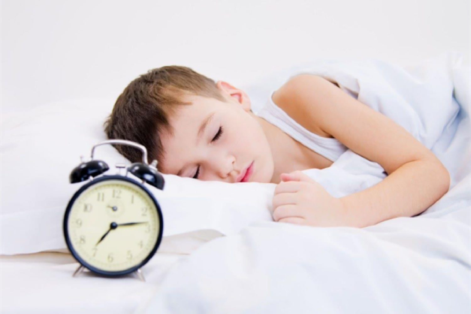 孩子几点睡觉,对大脑和身体发育最有好处?科学数据告诉你