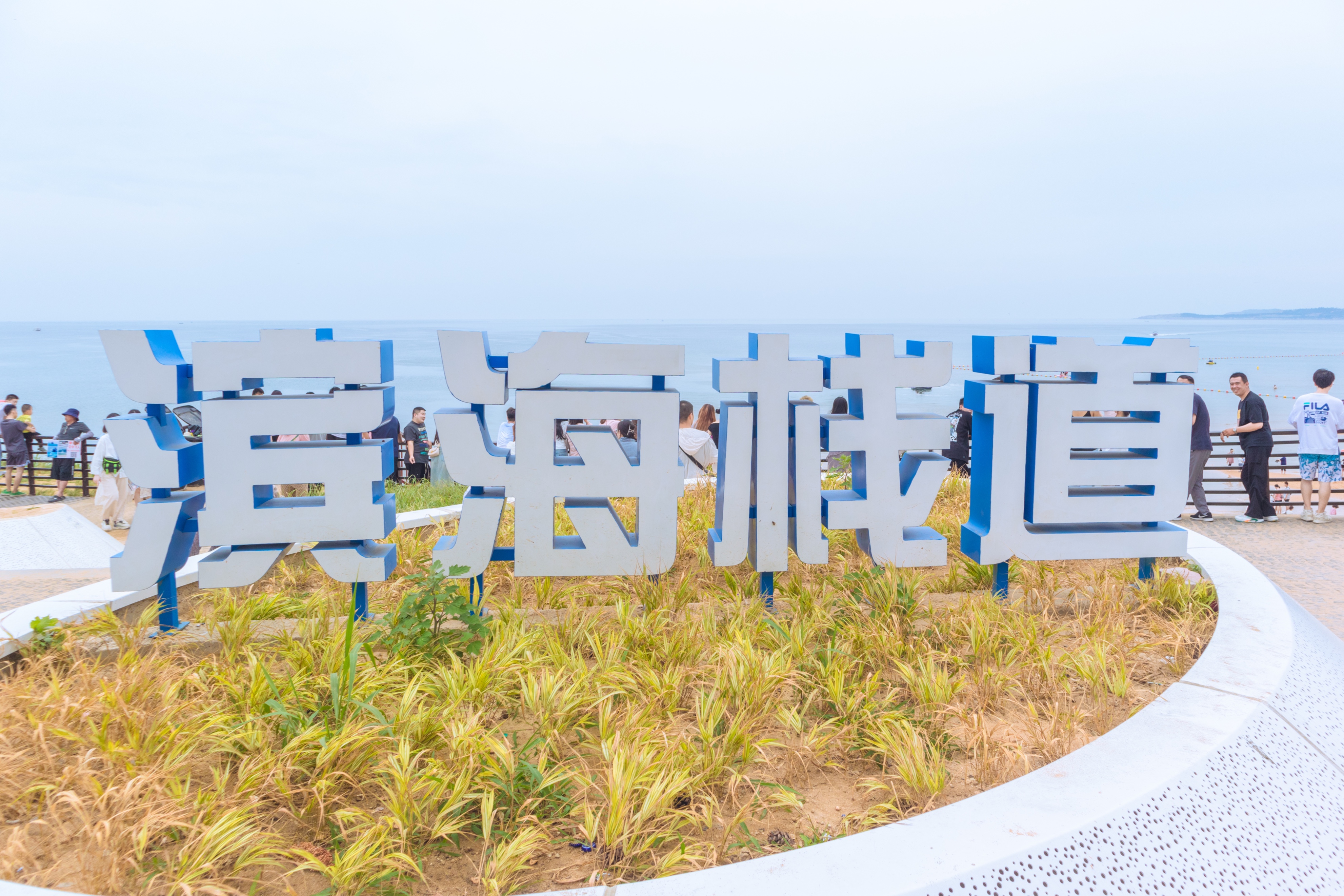 威海又火了一条街,被称为"威海小镰仓",是一条通往海边的道路