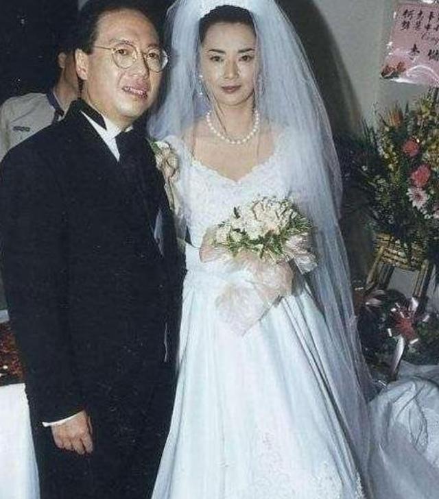 前夫为她自首当街被杀,胡中慧转身嫁入豪门,二十年后遭了报应