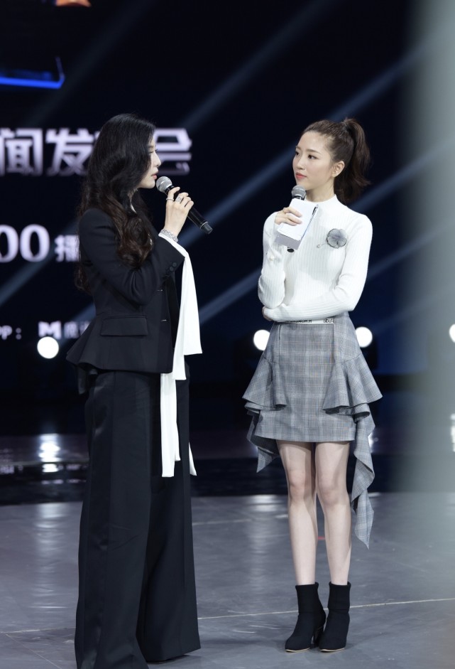 新代主持人张纯烨,身高175厘米长腿逆天,女明星最怕和她合影
