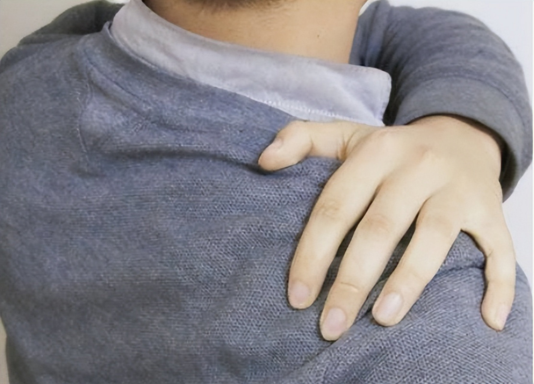 疼痛,或是癌症和疾病的征兆  中年人李宁已经被右肩疼痛困扰六个月了