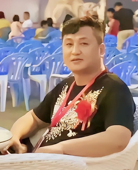 悲痛!网红黄焕明离世,享年44岁,妻子患癌症照顾他,儿子才5岁