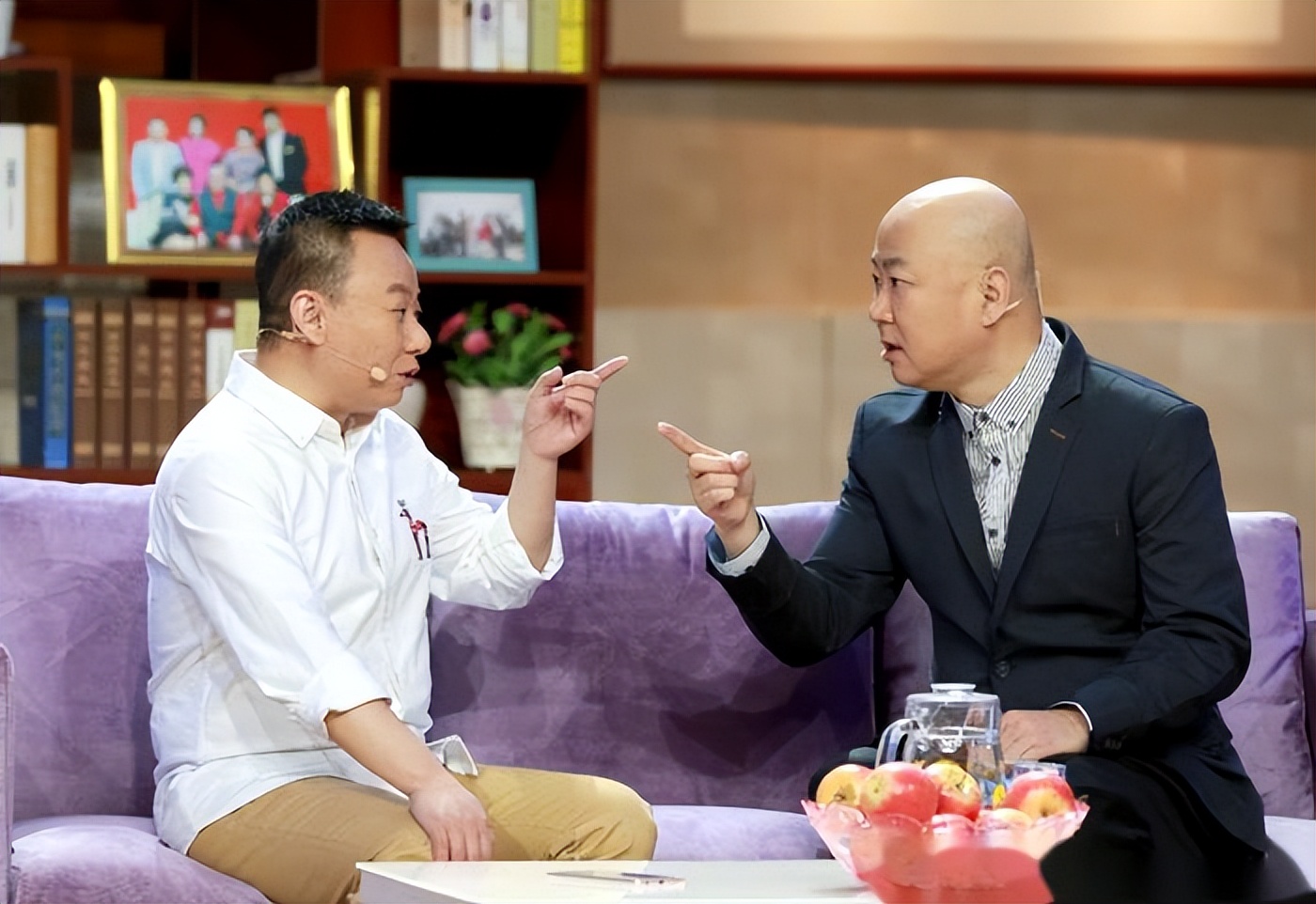 演员邵峰为儿子办婚礼!一桌6000元显朴素,郭冬临戴白帽不合时宜