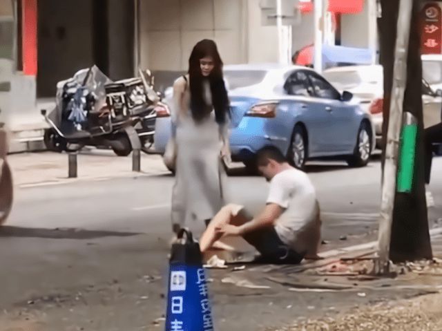 湖南一女子当街暴打男友,用脚狂踹头部数次,路人围观却无人阻拦