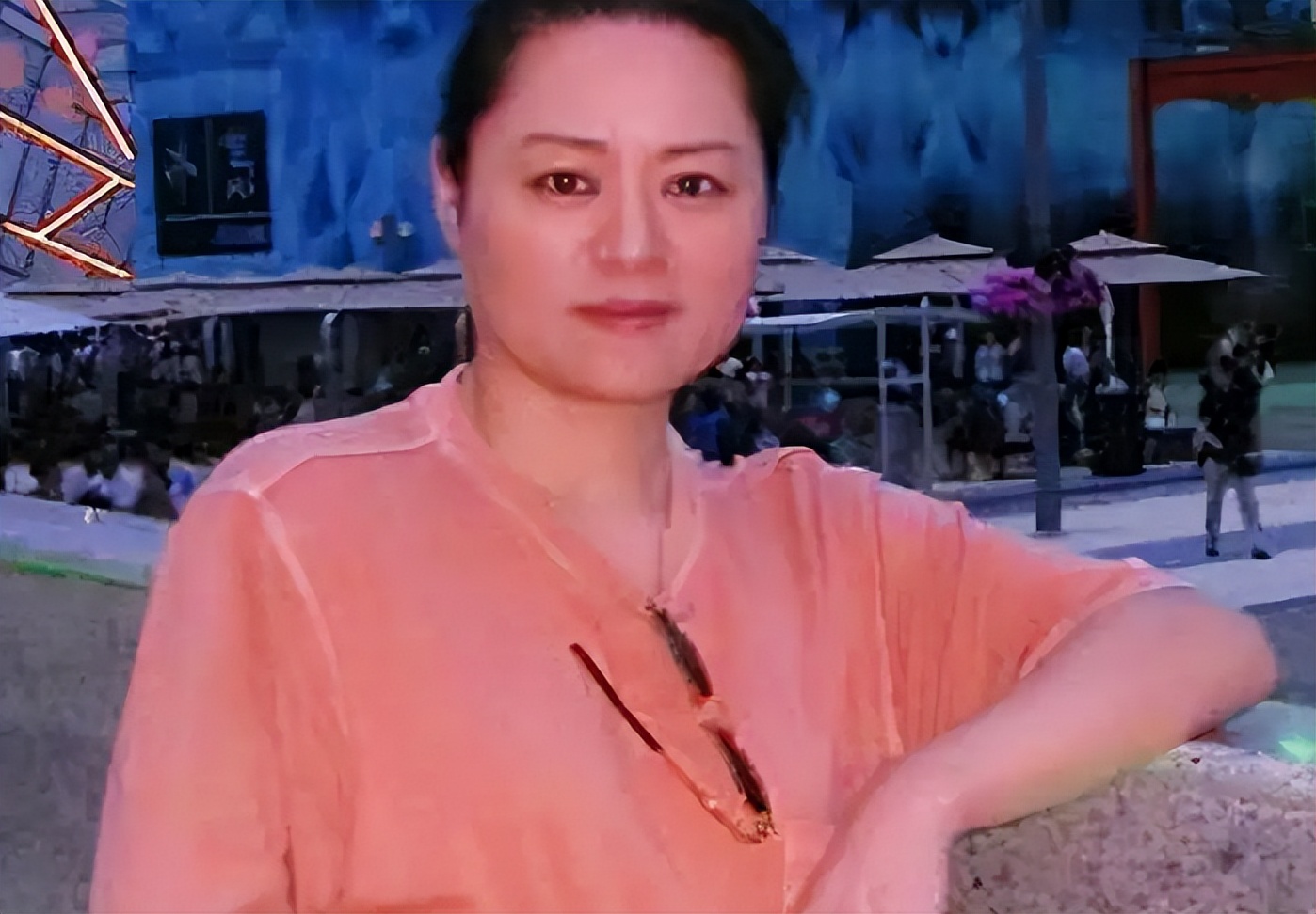 红过毛阿敏韦唯,提携过周立波,被家暴,一代歌后如今惨到当保姆