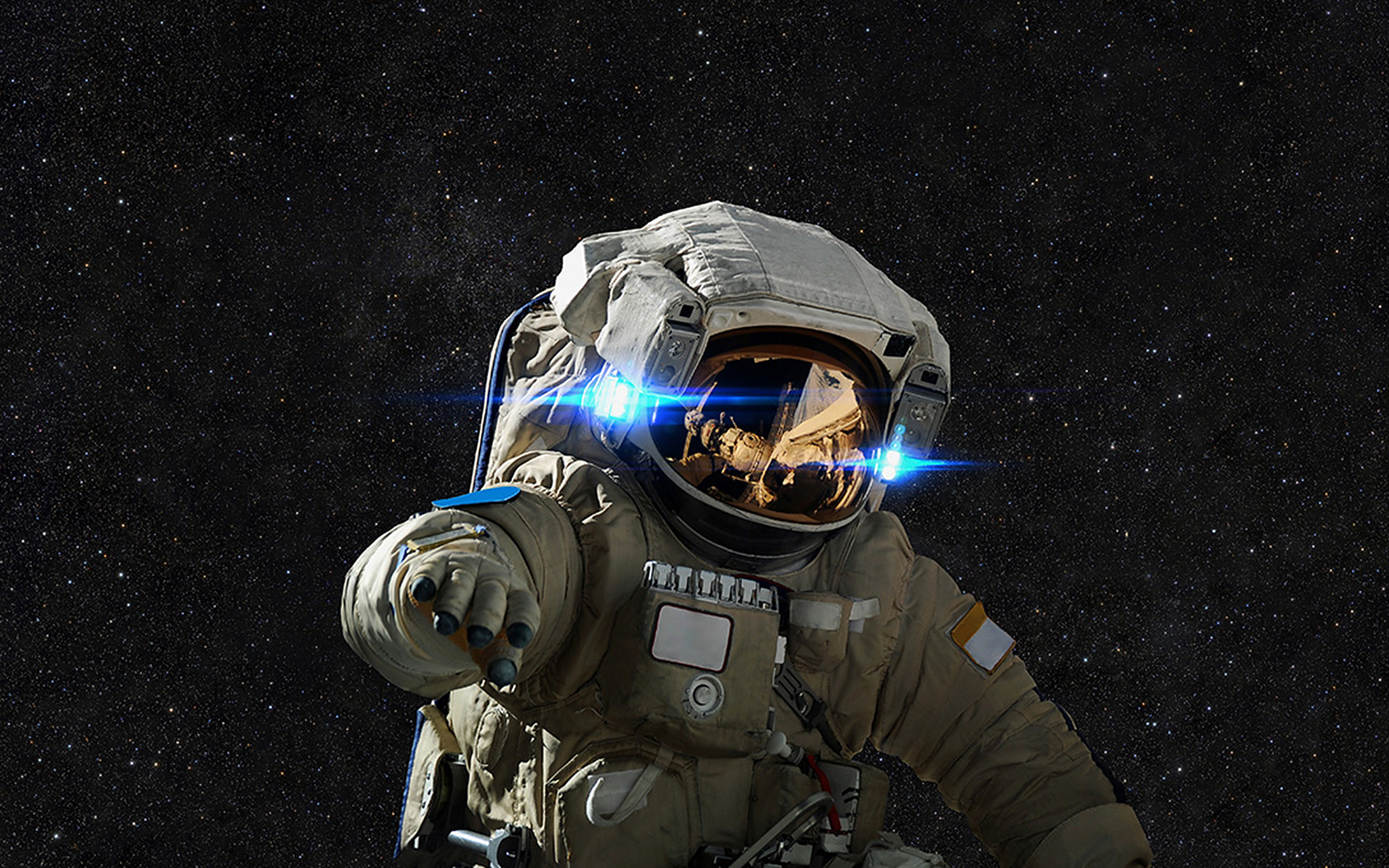 如果一个宇航员死在宇航服里了飘入太空,他的尸体会腐烂吗?